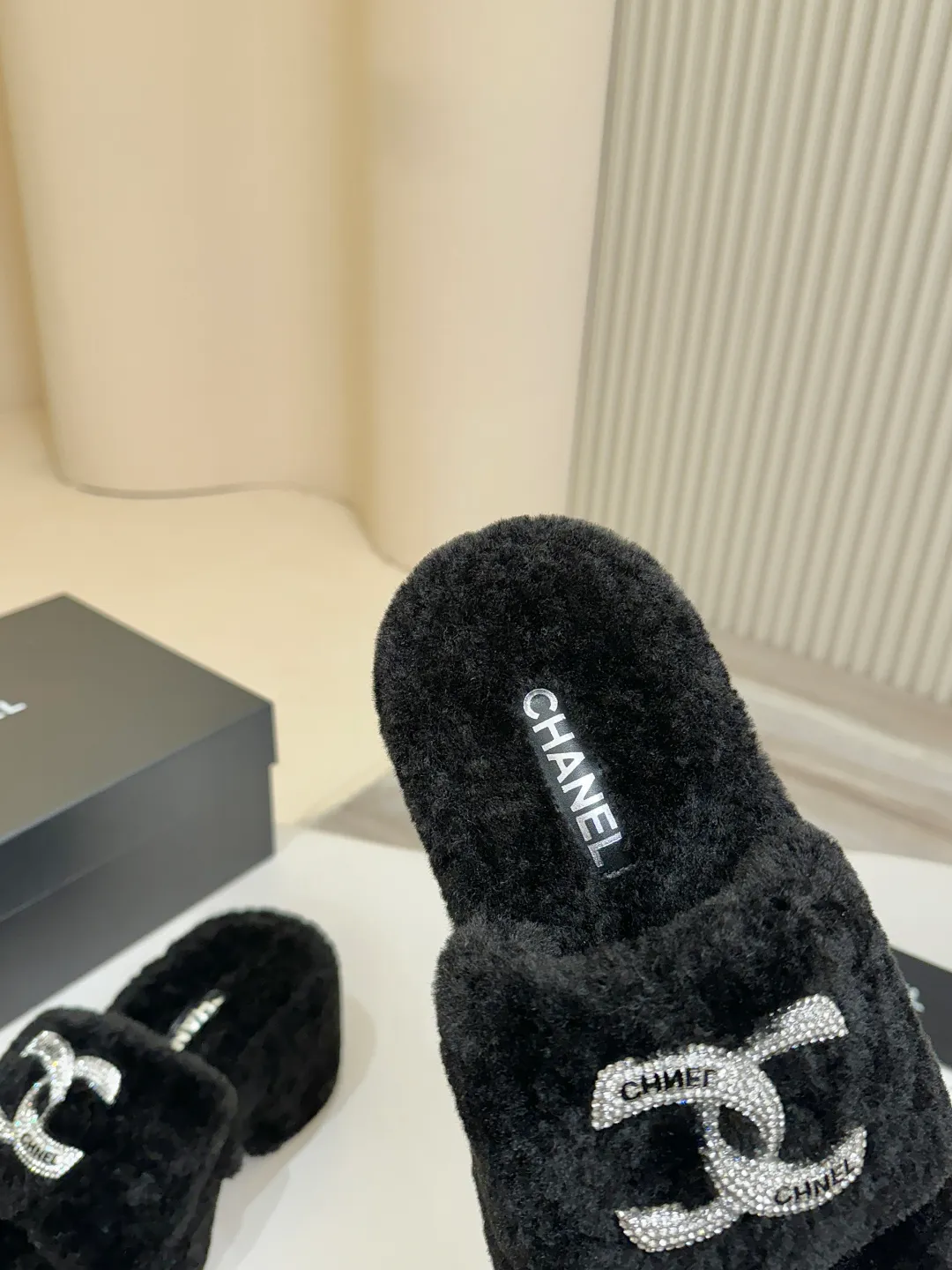 👟👟Ex-factory price 480👟👟 Chanel CHANEL thick-soled fur flip flops｜Finally waited for this pair of the same style from the star show🧚♀️ The upper is covered with soft and waxy lamb wool, with a classic double C diamond buckle✨The texture is full of texture. As soon as you put it on, your sense of luxury soars instantly. The inner lamb wool fabric is as comfortable as stepping on clouds☁️ Thickened rubber soles, 8cm at the heel, 6.5cm at the forefoot, with raised bars, easy to wear with long legs~ The wedge heel design is super easy to walk, lazy and fashionable. It is very elegant for daily outings and date wear. It is a must-have and versatile artifact for this autumn and winter, waiting for you~ #chanel slippers #Celebrity Style #Advanced Wearing Fabric: Lamb 🐑 Wool Lining: Lamb 🐑 Wool Feet: lamb 🐑 hair Outsole: wear-resistant and non-slip rubber outsole Size: 35–40